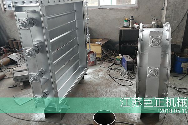 方形擋板門（寬7m），制作后期噴漆進行中